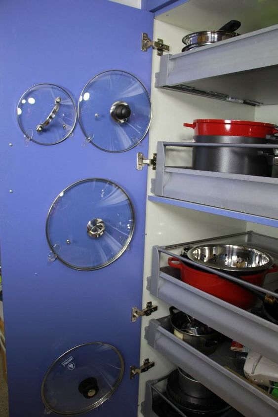 31 trucos de almacenamiento que desordenarn tu cocina al instante, Guarda las tapas de las ollas dentro de un armario