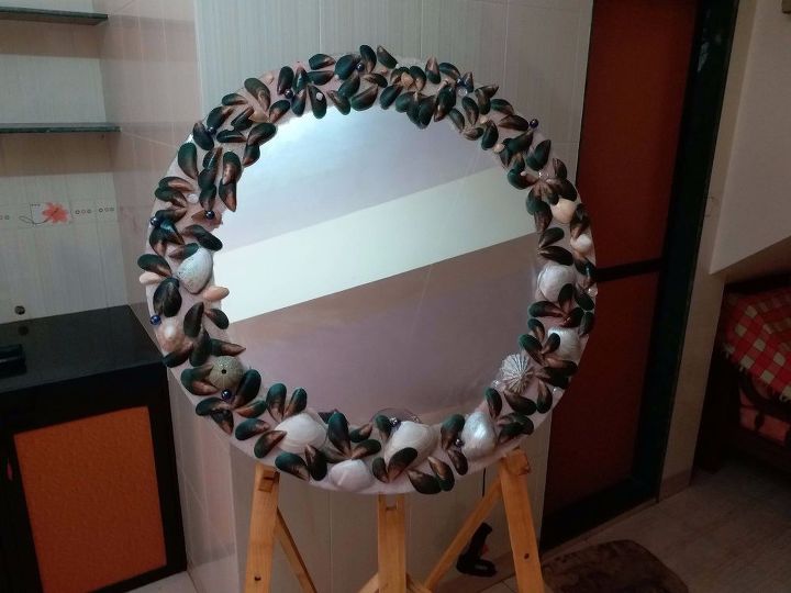 sand and seashell mirror for a dull corridor