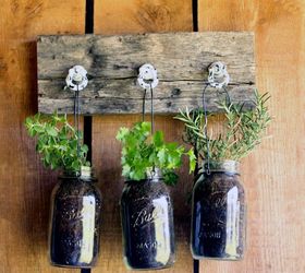 10 formas nicas de plantar tu jardn de hierbas, Enganche tarros de mas n llenos de vegetaci n