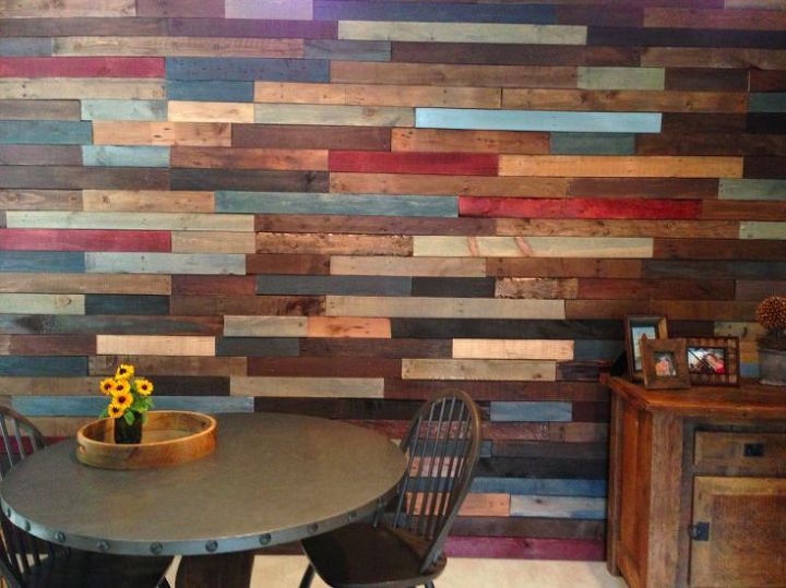 31 formas creativas de llenar el espacio vaco de las paredes, Coloca capas de madera de colores