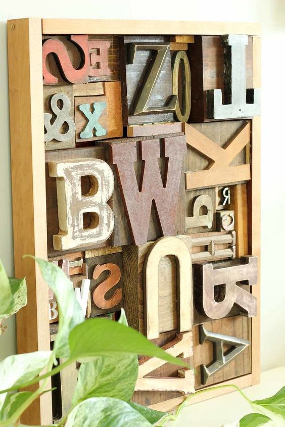 31 maneiras criativas de preencher o espao vazio na parede, Transforme letras de madeira em blocos de impress o