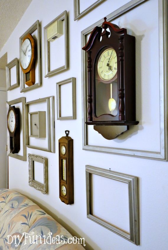 31 formas creativas de llenar el espacio vaco de las paredes, Enmarca una galer a de relojes