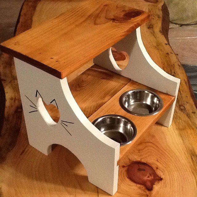 30 great ideas for every pet owner, Use A Stool As A Cat Feeder