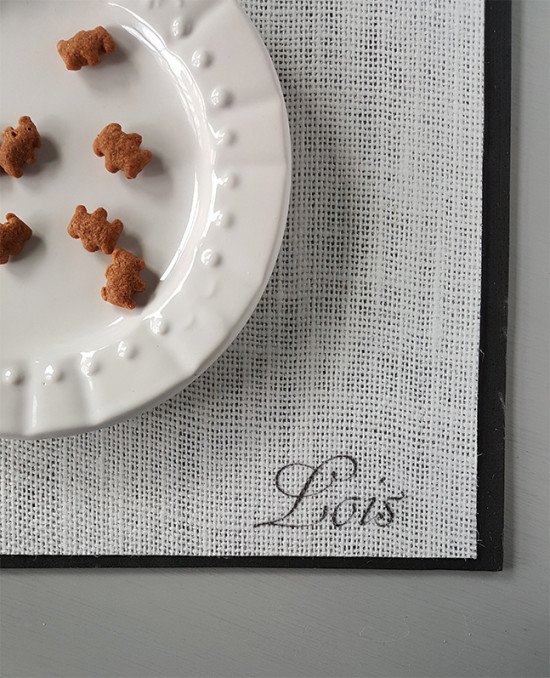 30 grandes ideas para todos los dueos de mascotas, Haga un tapete especial para la comida con arpillera laminada