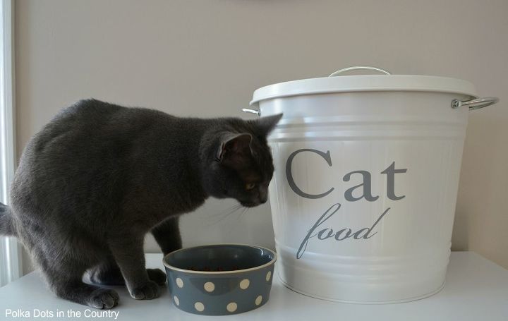 30 grandes ideas para todos los dueos de mascotas, Recrea una lata de comida Ballard para gatos
