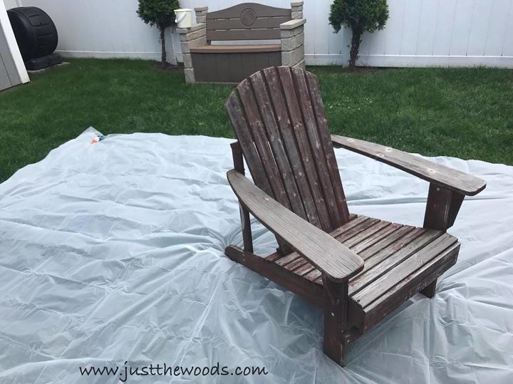 refrescar las sillas adirondack de exterior con un pulverizador de pintura