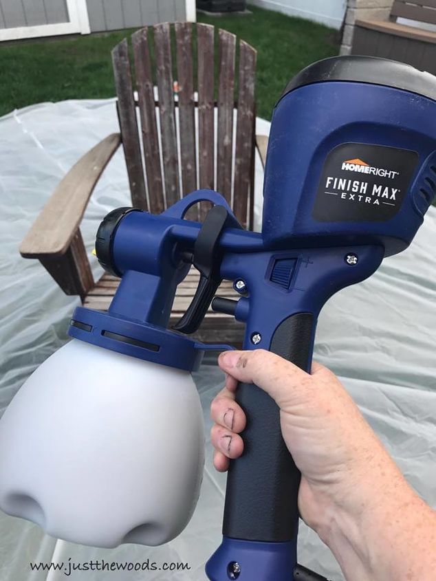 refrescar las sillas adirondack de exterior con un pulverizador de pintura