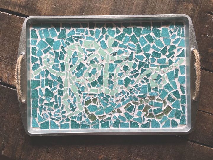 30 maneiras criativas de reutilizar assadeiras, Bandeja de servir de folha de biscoito em mosaico