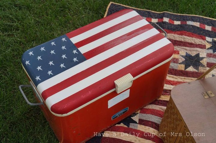 30 adorables ideas de bricolaje para el 4 de julio, Pintar una vieja nevera como una bandera americana