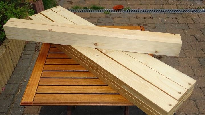 uma mesa de centro feita de sucata de madeira estruturas de cama de ripas