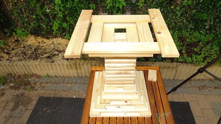 uma mesa de centro feita de sucata de madeira estruturas de cama de ripas