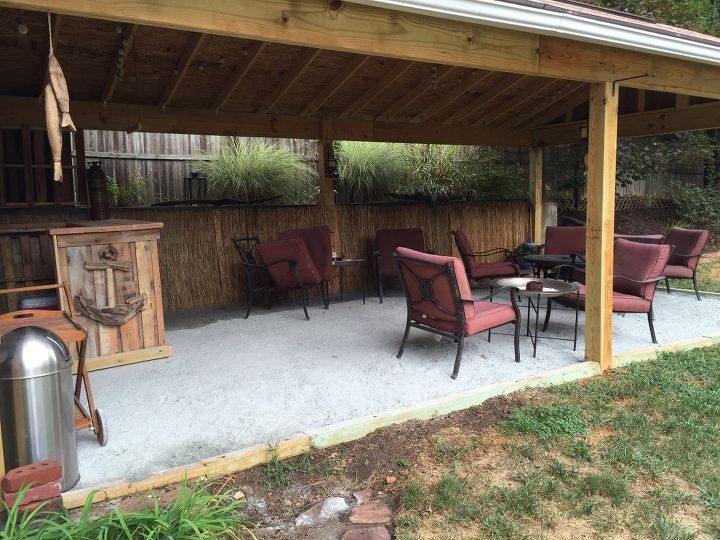 15 proyectos de exterior perfectos para su patio trasero, Bar Tiki en el patio trasero