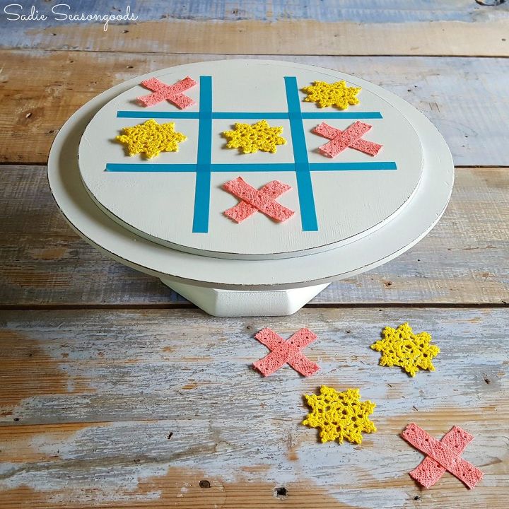 30 cosas brillantes que puedes hacer con hallazgos baratos de tiendas de segunda, Soporte de madera para tartas reutilizado para hacer tic tac toe