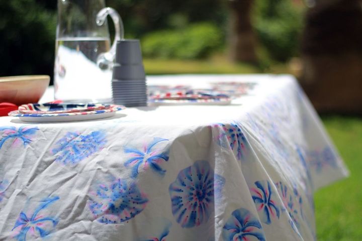 30 adorveis ideias diy para o dia 4 de julho, Surpreenda os convidados adicionando uma toalha de mesa de fogos de artif cio sua decora o de 4 de julho