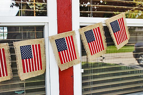 30 adorveis ideias diy para o dia 4 de julho, Bandeira americana de serapilheira DIY