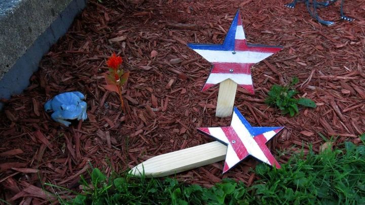 30 adorveis ideias diy para o dia 4 de julho, estrelas do jardim com bandeira americana