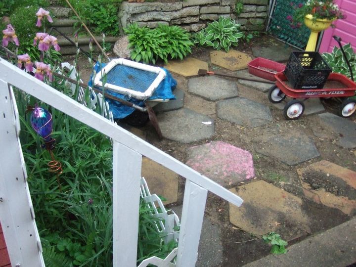 30 unbelievable backyard update ideas, Paint slabs of rock for a colorful patio