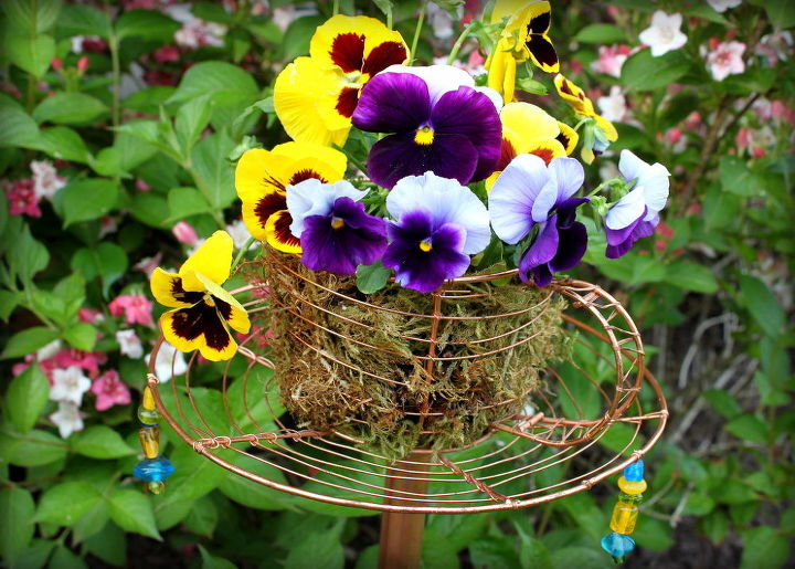 30 increbles ideas para actualizar el patio trasero, Compra una taza de t de alambre para llenarla de flores