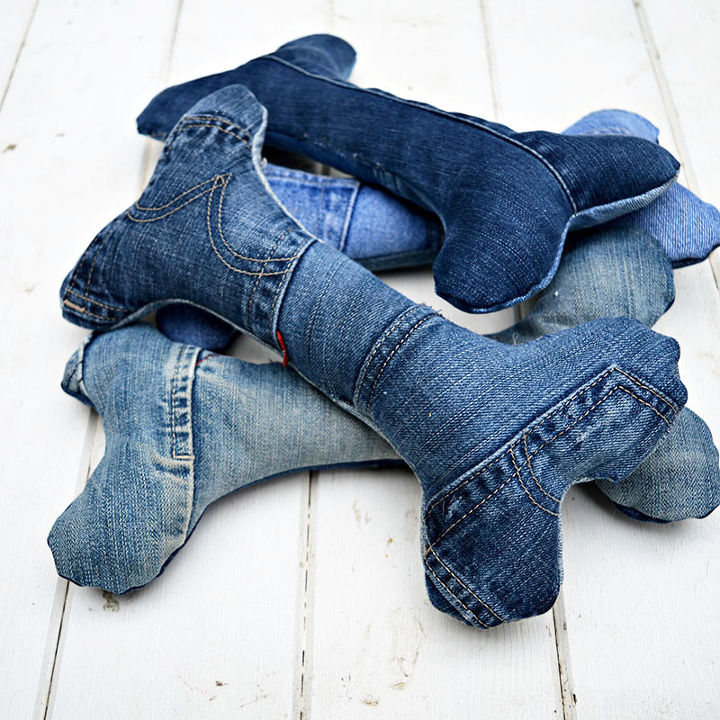 30 maneiras de usar jeans velhos para artesanato brilhante, Fa a alguns brinquedos fofos para cachorros com seus jeans velhos