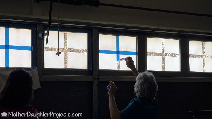 10 maneiras refrescantes de decorar as janelas da sua casa, Janelas falsas na porta da garagem