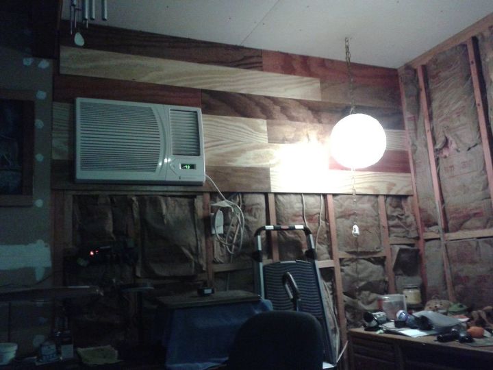 panel de sus paredes con madera contrachapada