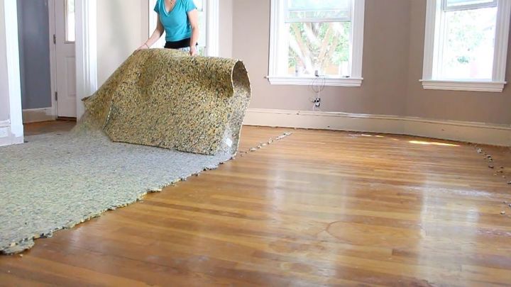 echa un vistazo a estas 30 increbles ideas de transformacin de suelos, Consiga lijar y pulir el suelo bajo la alfombra