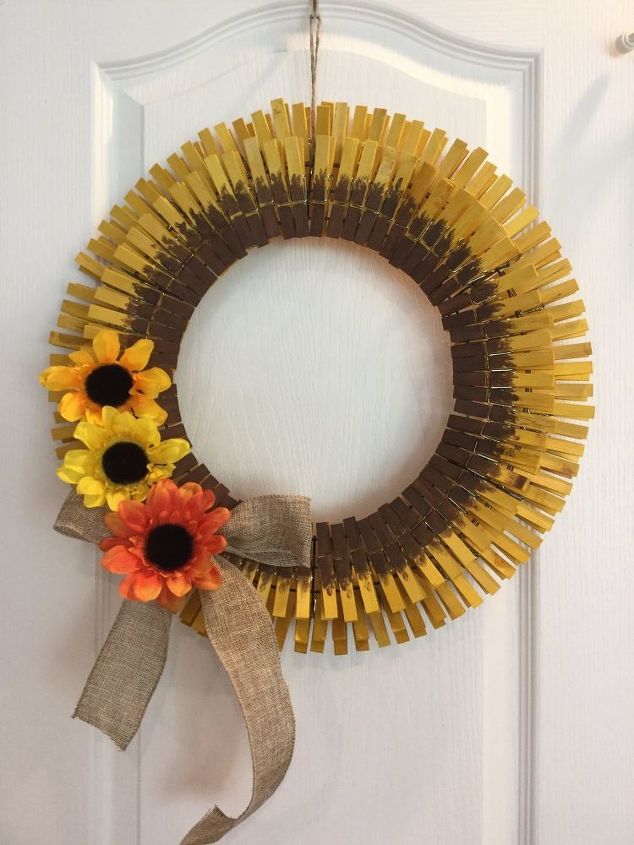 s 30 fabulosas ideas de coronas de flores que haran sonreir a tus vecinos, Haz un girasol con pinzas de la ropa