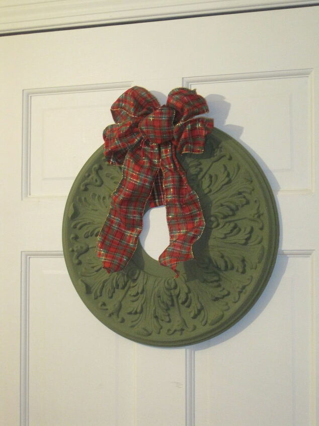 s 30 fabulous wreath ideas that will make your neighbors smile, Upcycle a medallion with americana paint