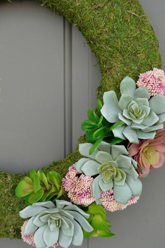 30 fabulosas ideas de coronas de flores que harn sonrer a tus vecinos, Combina suculentas y musgo para conseguir un aspecto natural