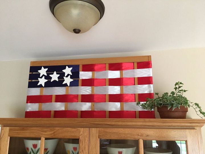 10 proyectos patriticos perfectos para tu fiesta del 4 de julio, Puerta reciclada convertida en bandera americana