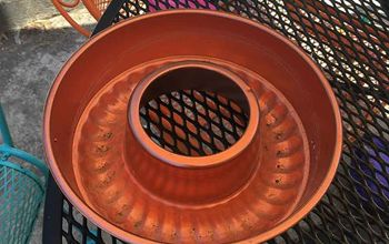 Un viejo molde de cobre para gelatina tiene un nuevo uso en el patio trasero!