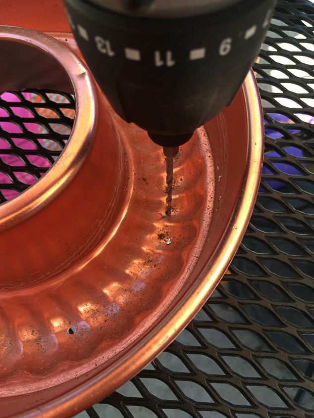 um velho molde de gelatina de cobre tem um novo uso no quintal