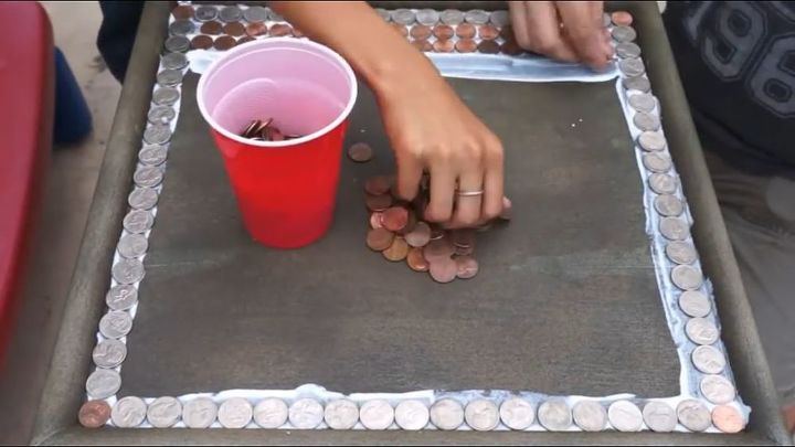 mesa top de penny diy, Colocando as moedas