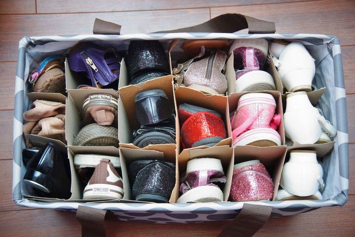 s 30 amazing ways to organize your shoes, Organize them into a large tote bag