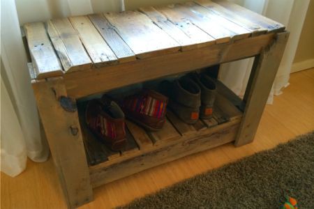 30 maneiras incrveis de organizar seus sapatos, Voc pode fazer um banco de sapato de madeira com paletes