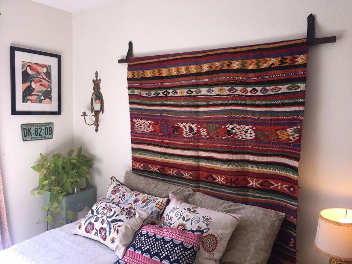 31 maneiras criativas de preencher o espao vazio na parede, Como pendurar um tapete com um cinto de loja de d lar