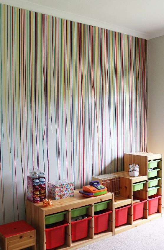 31 creative ways to fill empty wall space, Create a drip paint wall