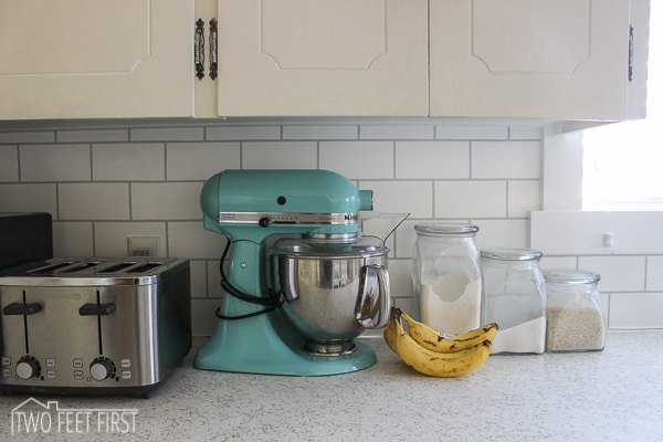 24 ideas de actualizacin para que su cocina se vea fabulosa, Salpicadero de azulejos baratos DIY