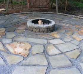 30 neat ideas to upgrade your backyard, Decorate your patio with a flagstone fire pit