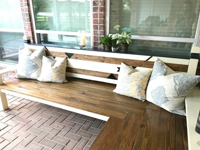 30 neat ideas to upgrade your backyard, Build a charming corner bench