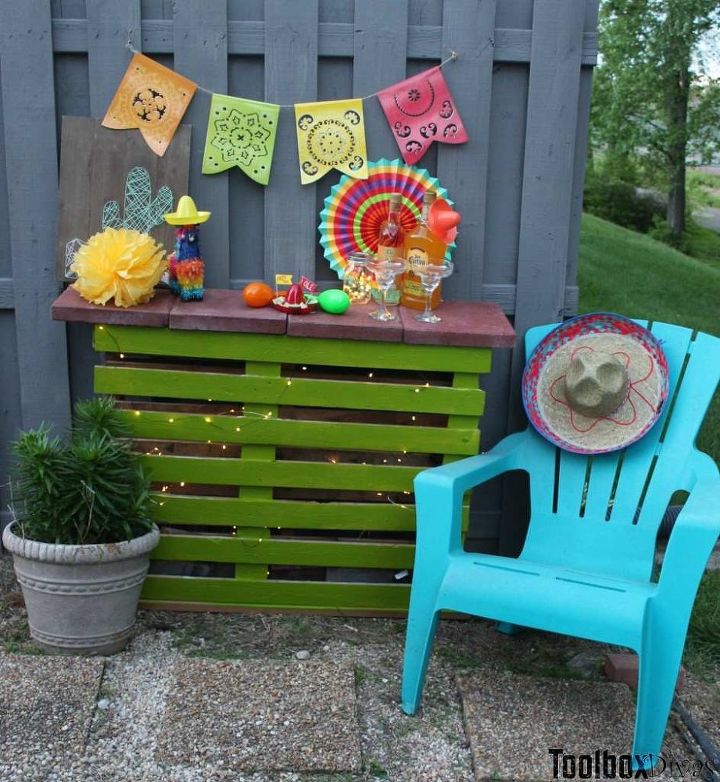 30 neat ideas to upgrade your backyard, Make this funky mobile pallet bar