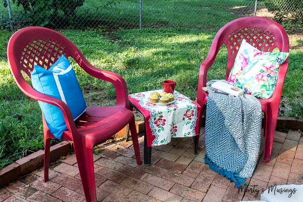 30 neat ideas to upgrade your backyard, Renovate those ordinary plastic chairs