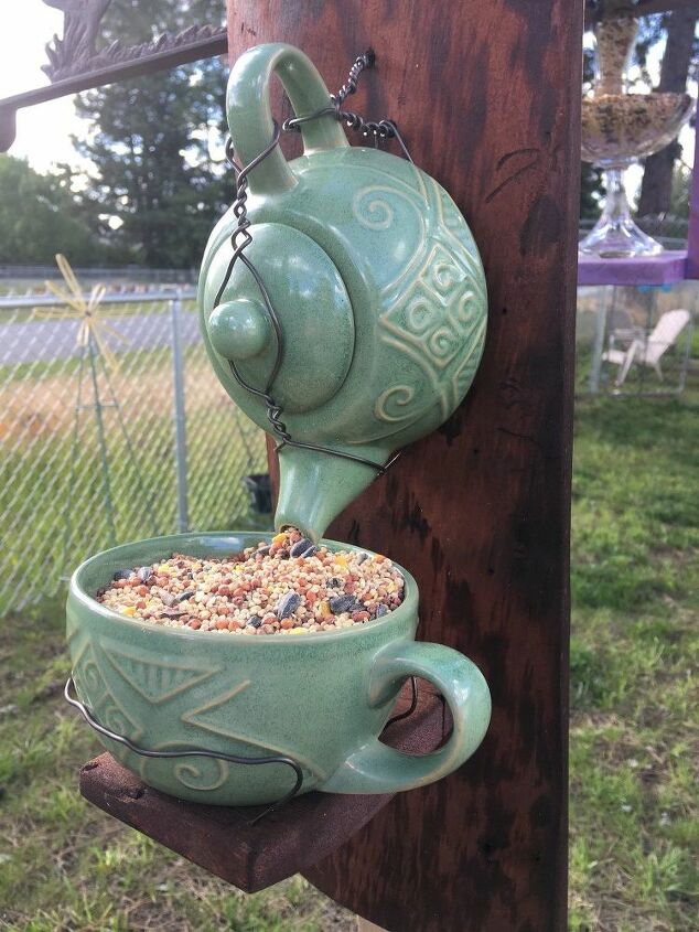 30 neat ideas to upgrade your backyard, Hang a pretty bird feeder