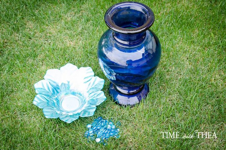 15 projetos de reutilizao que sua famlia pode fazer para pssaros, Banho de p ssaro feito de um vaso azul cobalto encontrado no brech