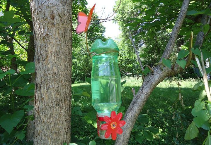 15 projetos de reutilizao que sua famlia pode fazer para pssaros, Alimentador de beija flor feito de uma garrafa de refrigerante e um recipiente de condimento