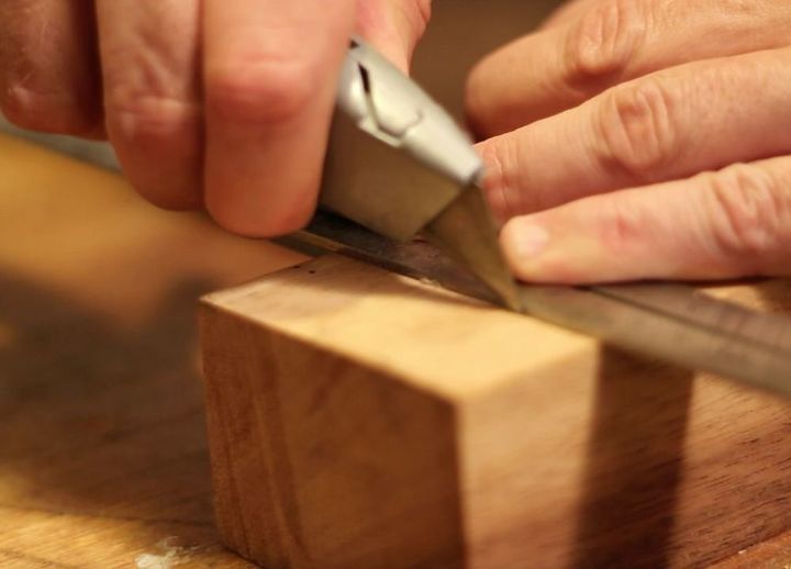 como fazer uma lmpada de resina madeira e led, marque a madeira