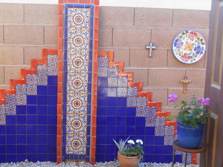31 elementos de jardim criativos perfeitos para o vero, Parede de realce de telha Talavera pintada m o fa a voc mesmo