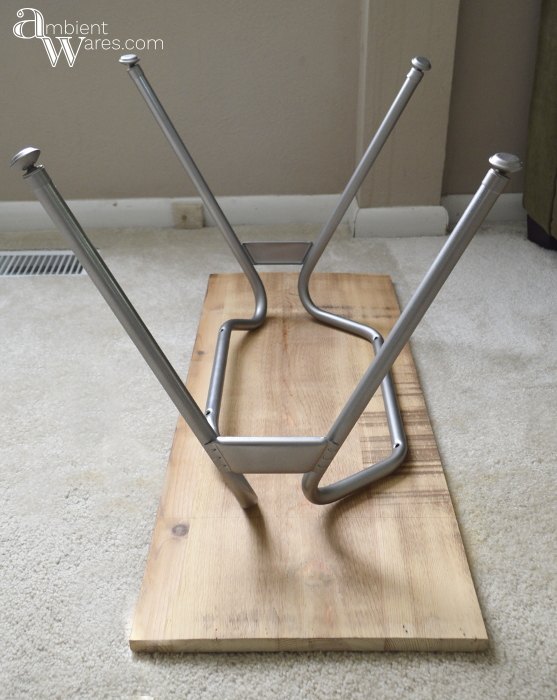 as pernas de metal de uma cadeira de plstico tornam se pernas de mesa