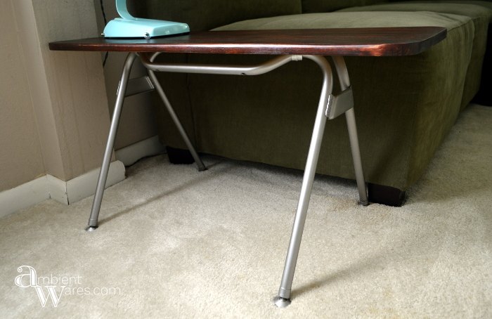 as pernas de metal de uma cadeira de plstico tornam se pernas de mesa