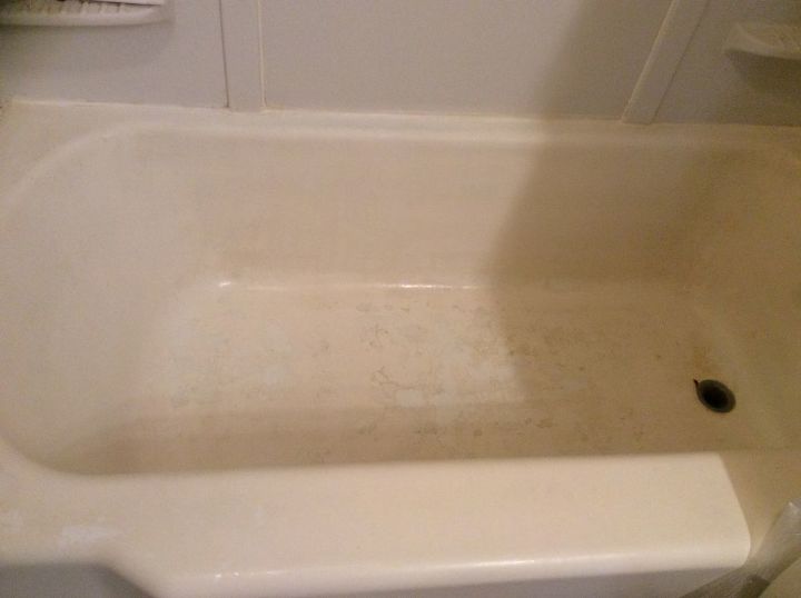 o que posso fazer para limpar uma banheira pintada